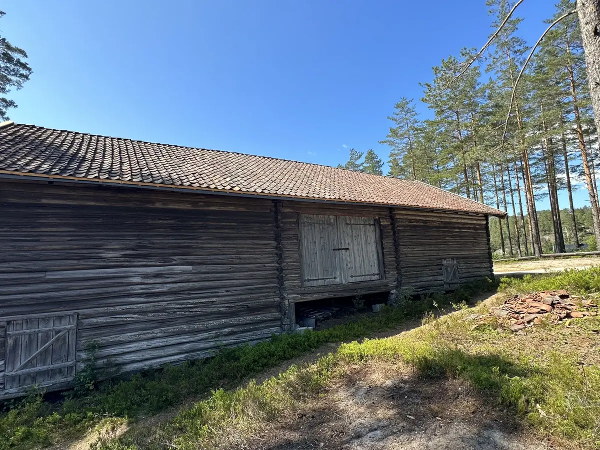 Prestegårdslåven opprinnelig oppført på prestegården i Prestestranda rundt 1770. Låven ble flyttet til Drangedal Bygdetun i 1977. 
Det står en del skrevet på låveveggene. På den søndre låveveggen står det i tømmeret: «1779 den 2d september kom A C K til Drangedal prestegjeld og reiste a e i s a den 24d januar 1788». Det henvises her til presten Andreas Christian Krog som var prest i Drangedal prestegjeld fra 1779 til 1788.