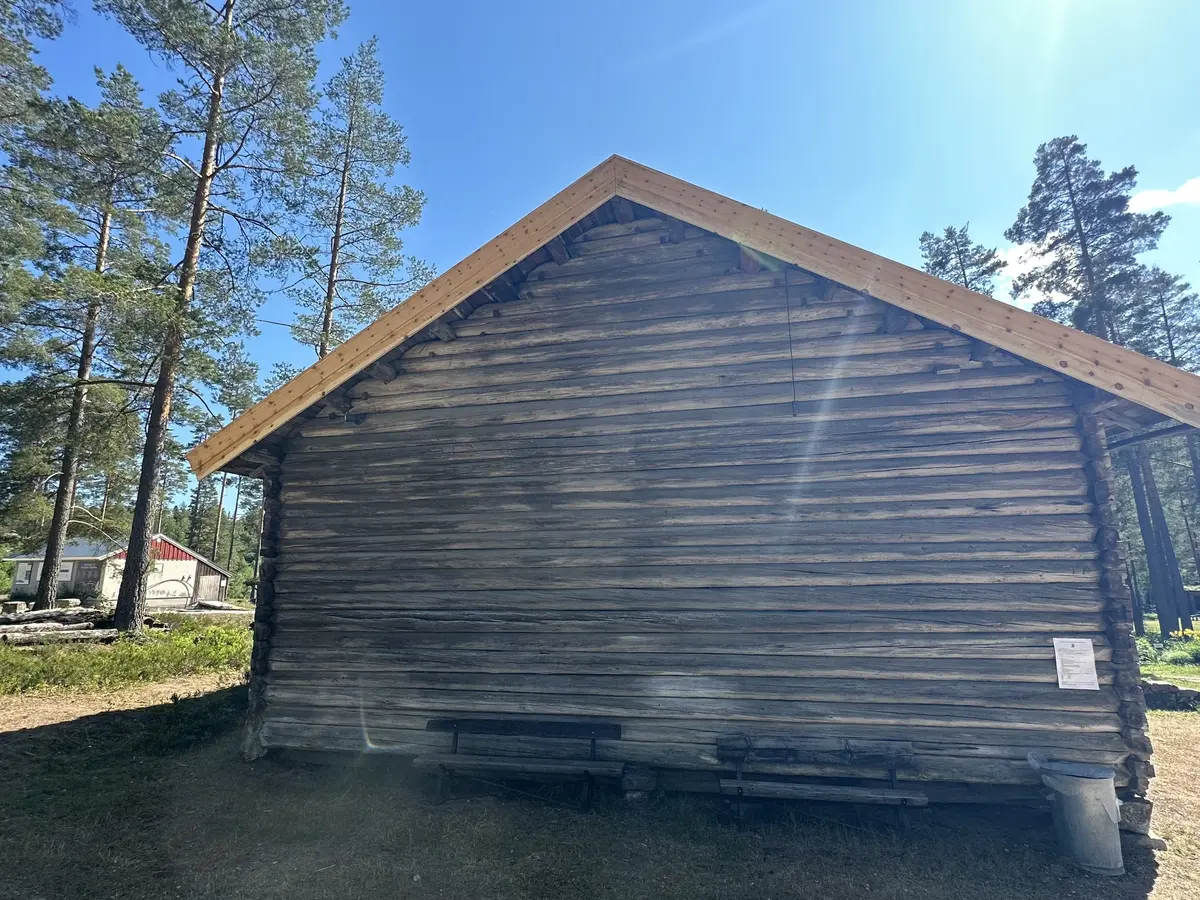 Prestegårdslåven opprinnelig oppført på prestegården i Prestestranda rundt 1770. Låven ble flyttet til Drangedal Bygdetun i 1977. 
Det står en del skrevet på låveveggene. På den søndre låveveggen står det i tømmeret: «1779 den 2d september kom A C K til Drangedal prestegjeld og reiste a e i s a den 24d januar 1788». Det henvises her til presten Andreas Christian Krog som var prest i Drangedal prestegjeld fra 1779 til 1788.