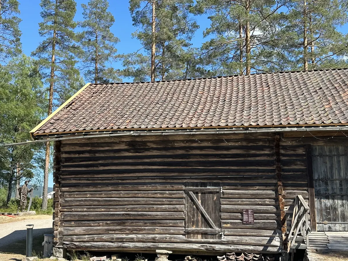 Prestegårdslåven opprinnelig oppført på prestegården i Prestestranda rundt 1770. Låven ble flyttet til Drangedal Bygdetun i 1977. 
Det står en del skrevet på låveveggene. På den søndre låveveggen står det i tømmeret: «1779 den 2d september kom A C K til Drangedal prestegjeld og reiste a e i s a den 24d januar 1788». Det henvises her til presten Andreas Christian Krog som var prest i Drangedal prestegjeld fra 1779 til 1788.