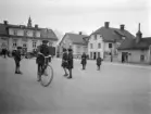 Lekande barn på Trädgårdstorget i Linköping 1929. Det framgår inte tydligt av bilden men torget hade vid tiden omdanats. Torgets tidigare triangulära form hade efter husrivningar utmed torgets västra sida utvidgats och ytan blivit rektangulär. En annan förändring var att torget skulle heta Trädgårdstorget, även om de äldre benämningarna Köttorget och Tanneforstorget levde vidare i folkmun. Av husen i bakgrunden kvarstår inget.