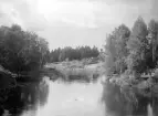 Fiskarestugan i Bjärka Säby med sitt självfallna läge invid Stångån. Här fångad från Säby bro 1914.