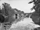 Miljön vid Säby bro som den tog sig ut omkring 1915. Vid bron östra fäste låg ännu det tegelbruk som var knutet till godset Bjärka Säby.