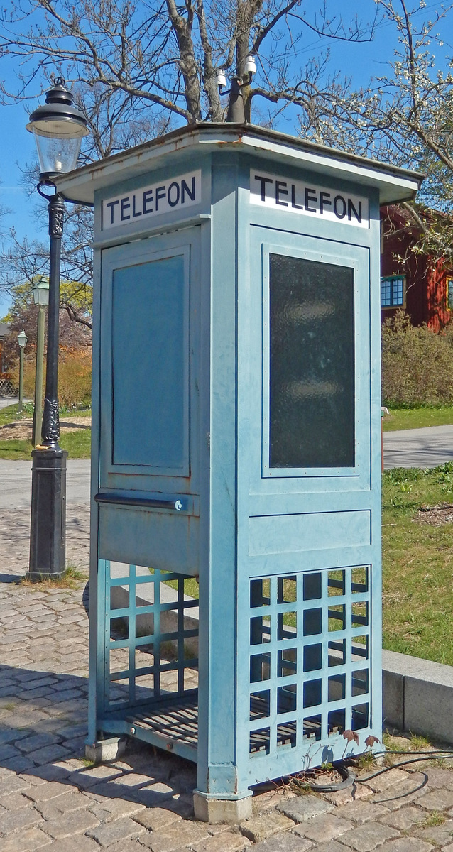 Kiosken är tillverkad i smidesjärn med koppartäckt tak. Den står på gjutna plintar. Fönstren är i hamrat råglas och skyltarna av överfångsglas med blå text. Den är målad i en blågrå färg som enligt uppgift från Folke Ackerman (A-Service Trä & Metall AB, Spånga) är kioskens ursprungsfärg. Grundmålad med blymönja. Invändigt finns en hylla av ek, nygjord efter orginalet som var i dåligt skick. Golvet av ekspjälor är original.