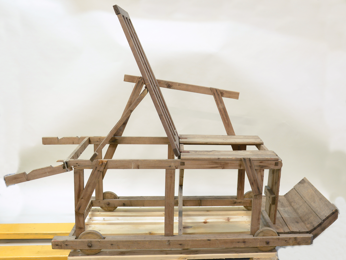 Rullestol av tre, hjemmelaget, med regulerbar rygg og fotstøtte.