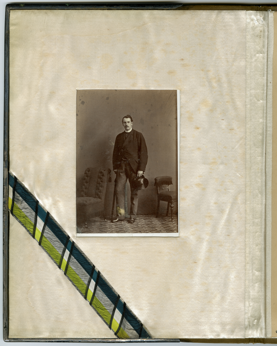Fredrik Faye Album som inneholder attest og foto, samt en oppskriftspamflett