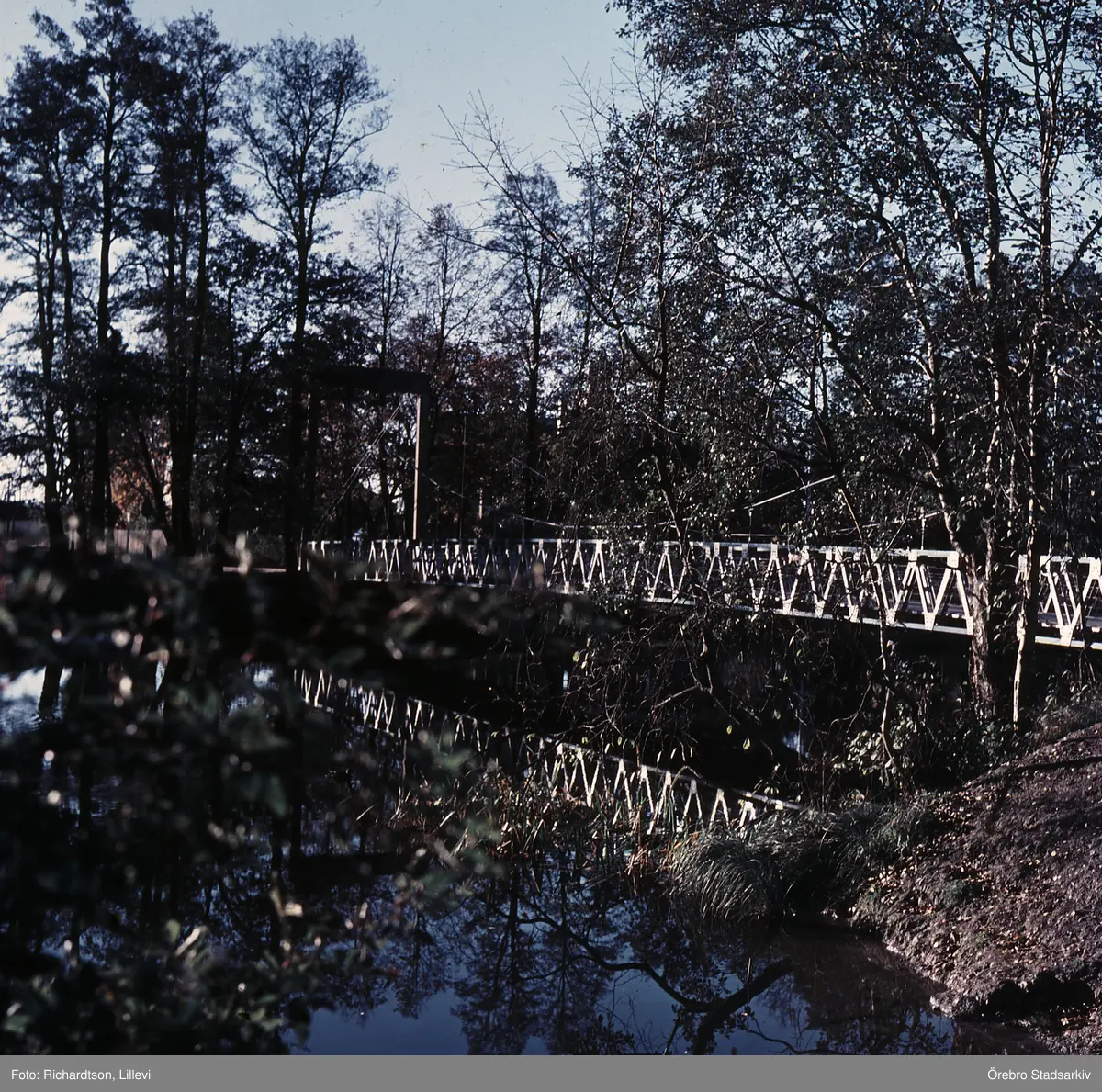 Gångbro över Svartån vid Örnsrogatan, 1960-tal -Örebro Stadsarkiv ...