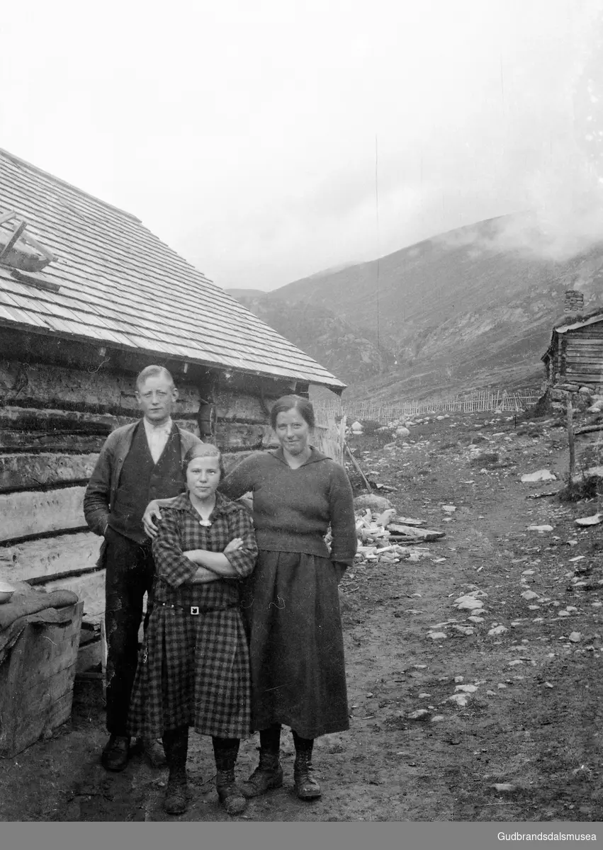 F.v.: Guttorm Brujordet (f. 1901), Olga Brujordet (f. Melby 1907) , Torø S. Bakken (f. 1902 g. Enersvold)