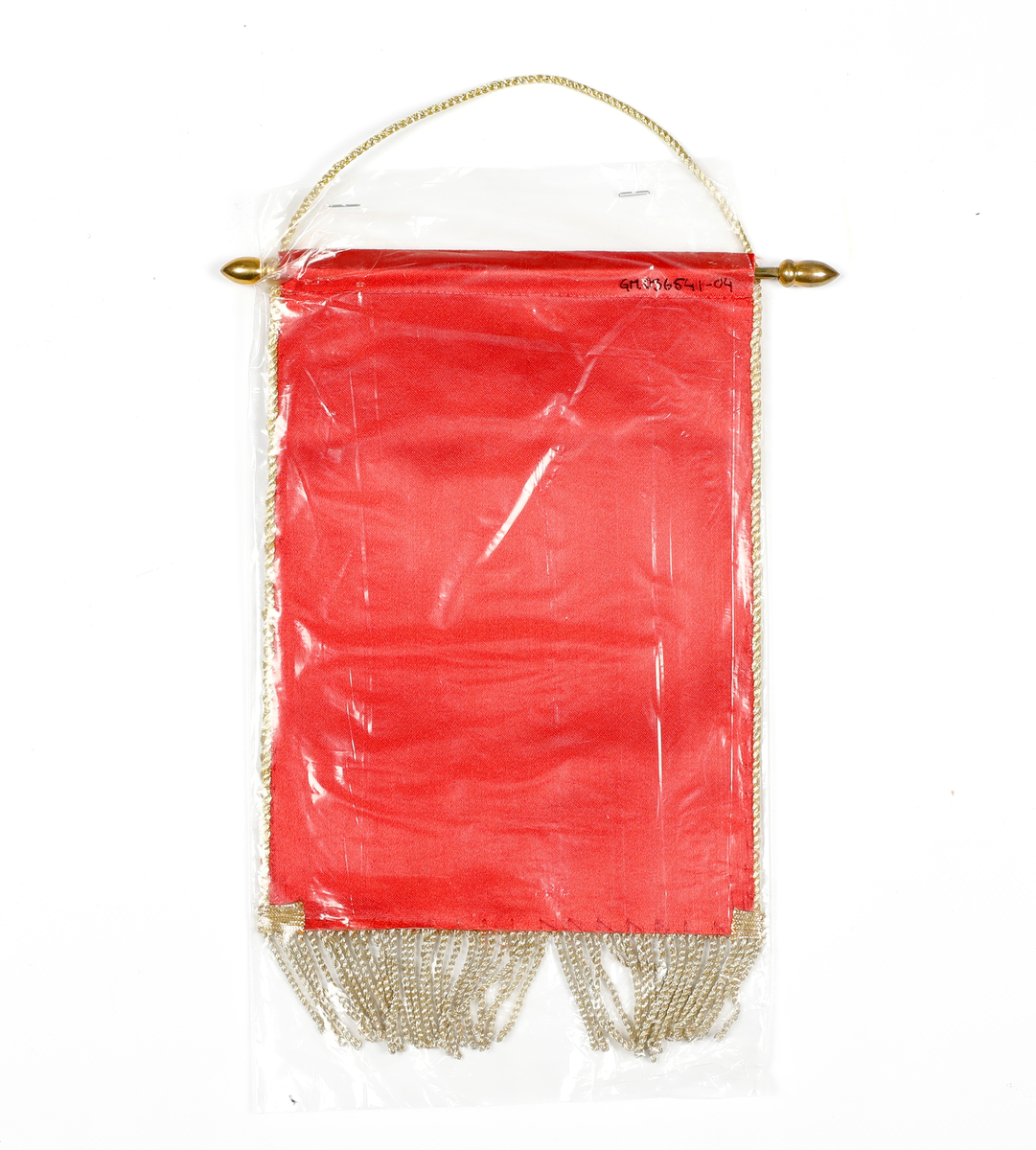 Bordfaner fra Christiansfjeld Festning. 7 faner totalt, 3 stativer til å henge dem i.

Fanene er røde, med gullbånd og tråd til border og frynser. Det er trykket på med gullfarge; et monogram for Christian V 1685 og "Christianfield Festning Elverum".
Fanestengene er også gullfarget.

Selve stativene består av en metalstolpe, skrudd fast i en kloss av stein.