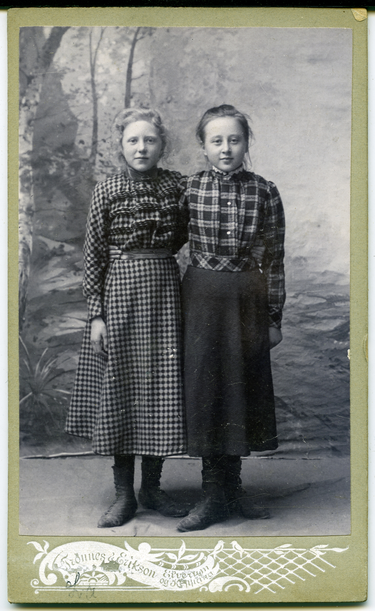 Laura Heyerdahl (12,5 år) og Anna Skavhaugen (12 år), 1900.
Bilde er fra fotoalbum GM.036888.