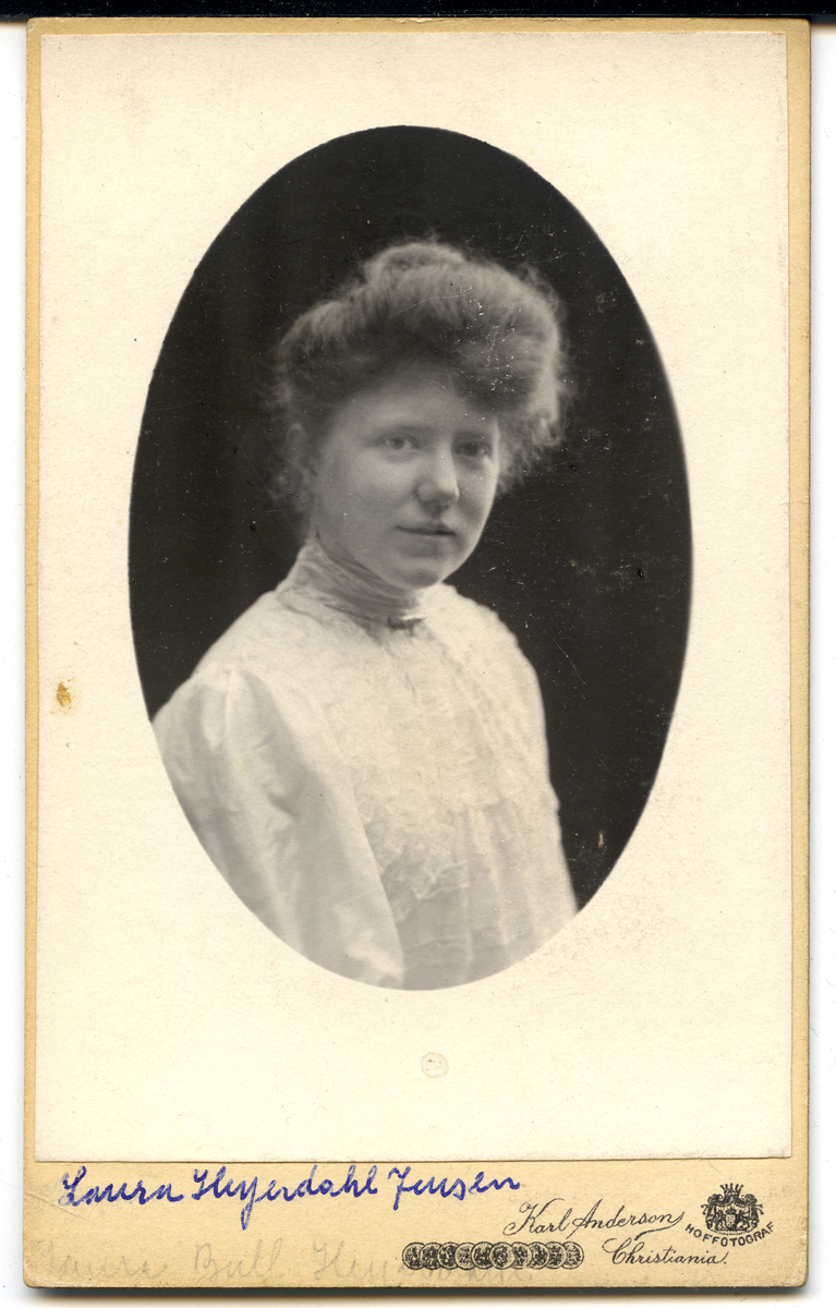 Laura Heyerdahl g. Jensen (død 1931).
Bilde er fra fotoalbum GM.036888.