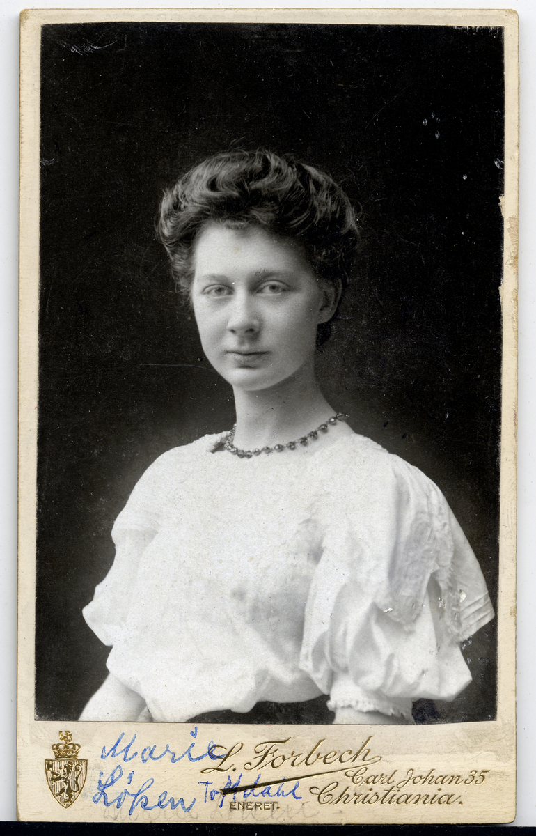 Marie Løken g.Toffdahl (død 1969).
Bilde er fra fotoalbum GM.036888.