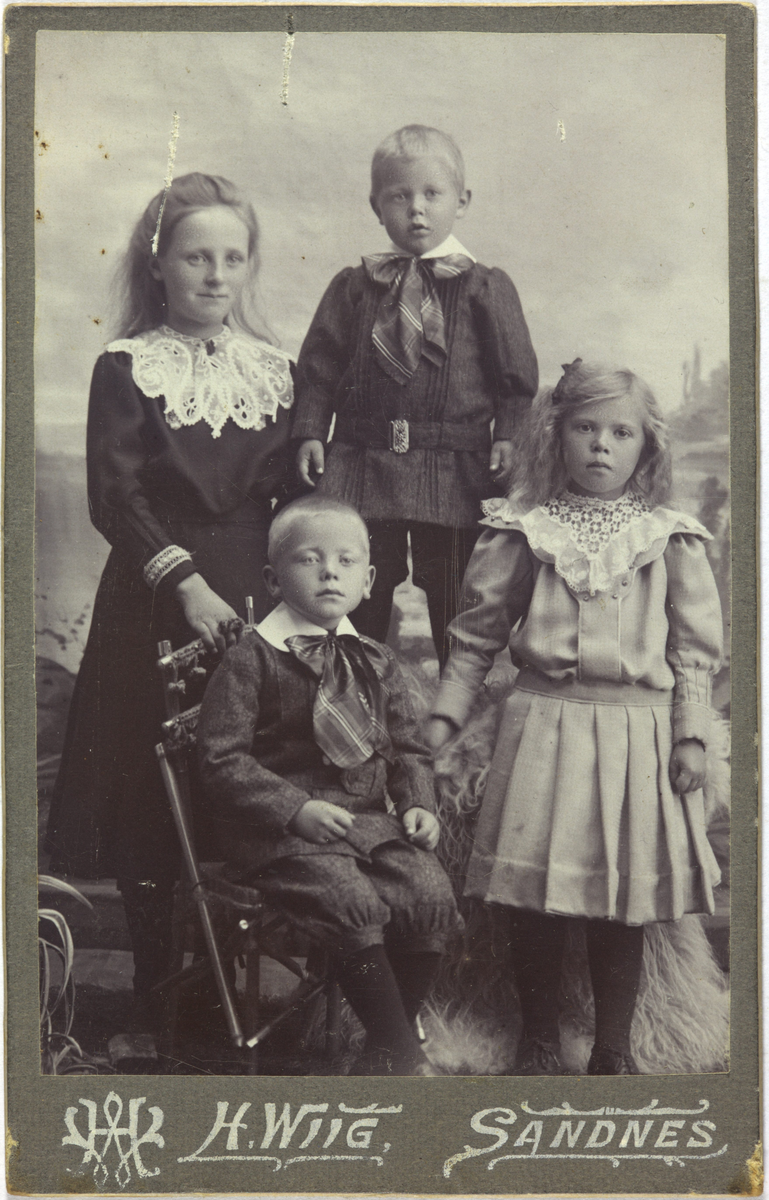 Atelierfoto av fire barn: Dina, Gudrun, Jens og John.