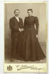 Atelierfoto av Olette og Tolleiv Laland (Orstad) 1861.