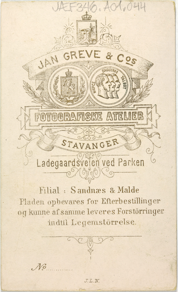 Atelierfoto av soldat i uniform med bajonett. Naturbakgrunn.