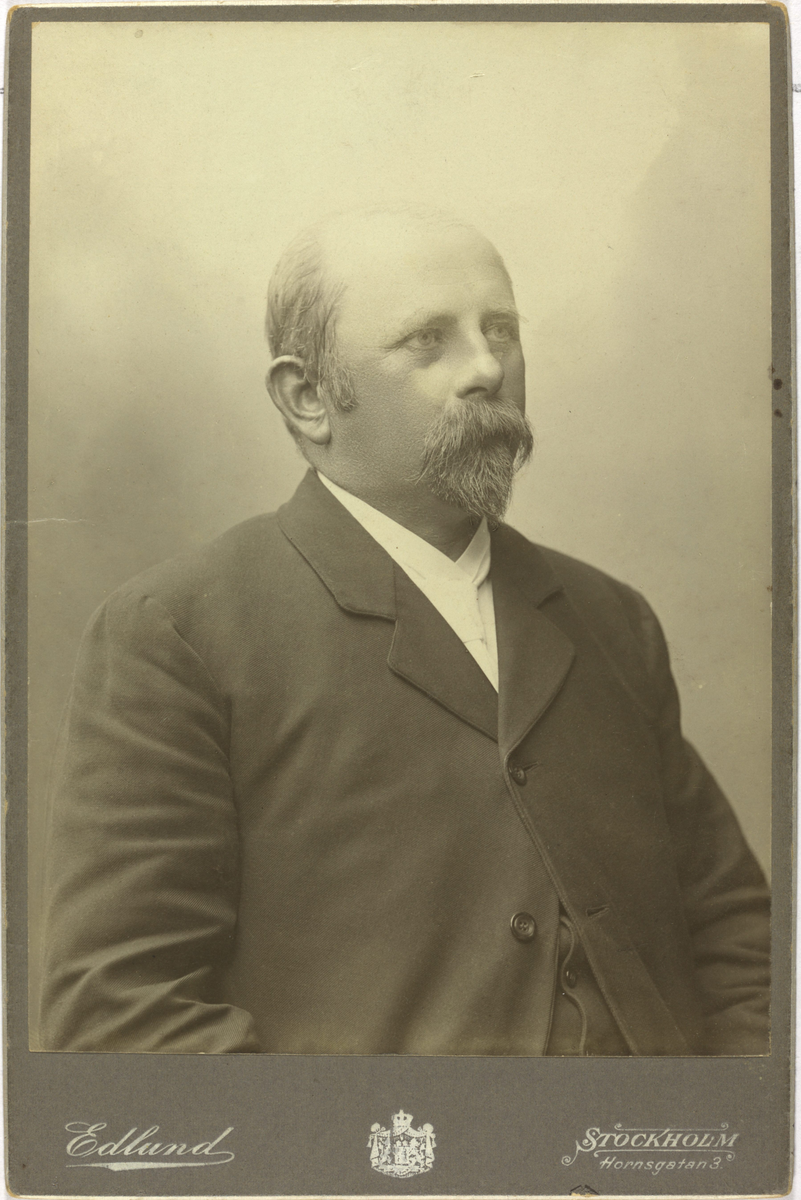 Atelierfoto av ein mann.