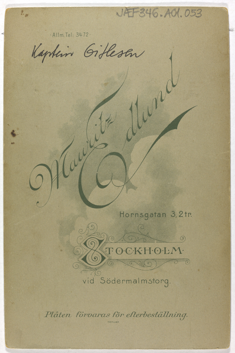Atelierfoto av ein mann.