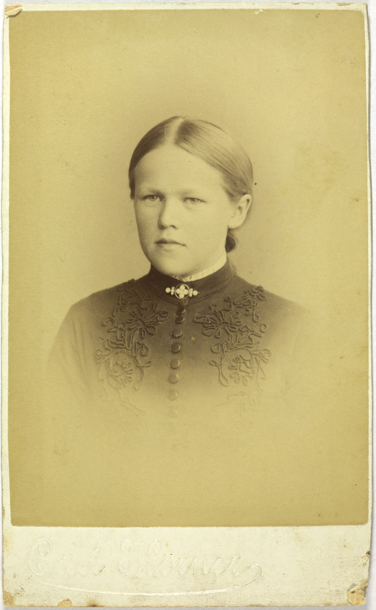 Atelierfoto av ei ung kvinne.