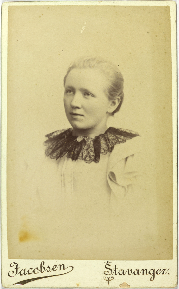 Atelierfoto av ei ung kvinne.