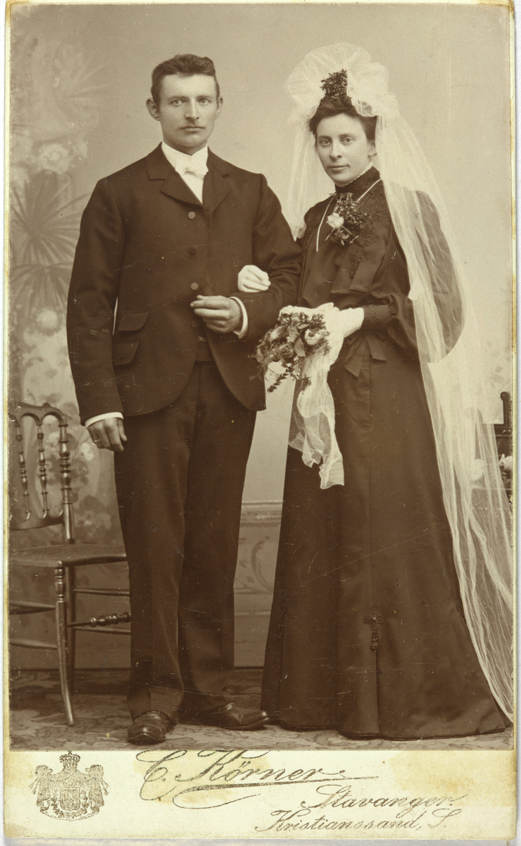 Atelierfoto av eit brudepar.