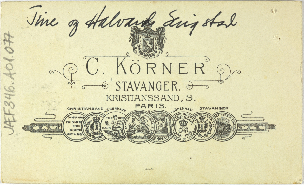 Atelierfoto av eit brudepar.