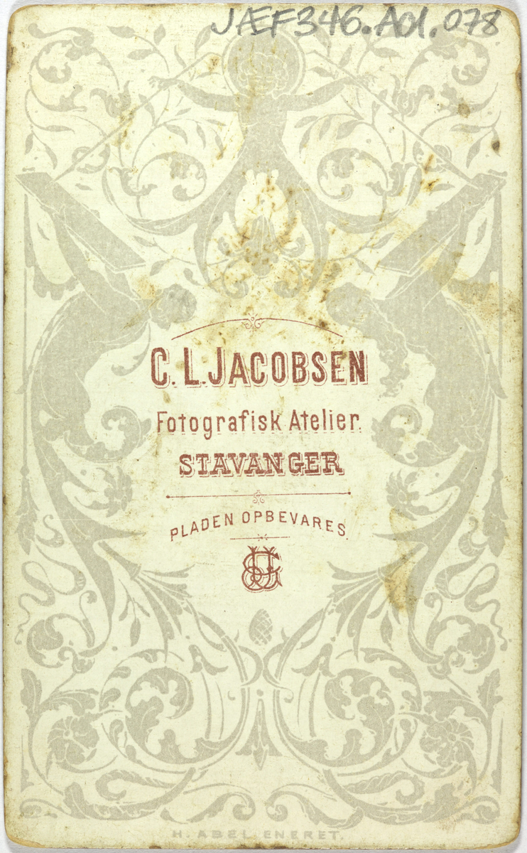 Atelierfoto av ein gutt. Konfirmant?