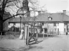 Gårdsinteriör från garvare Lindes gård i Linköping, som fotoåret 1929 ännu var obemärkt av den moderna tidens intåg. Vid mitten av 1940-talet revs emellertid gårdens byggander för att ge plats för nytt affärs- och bostadshus utmed Storgatan.