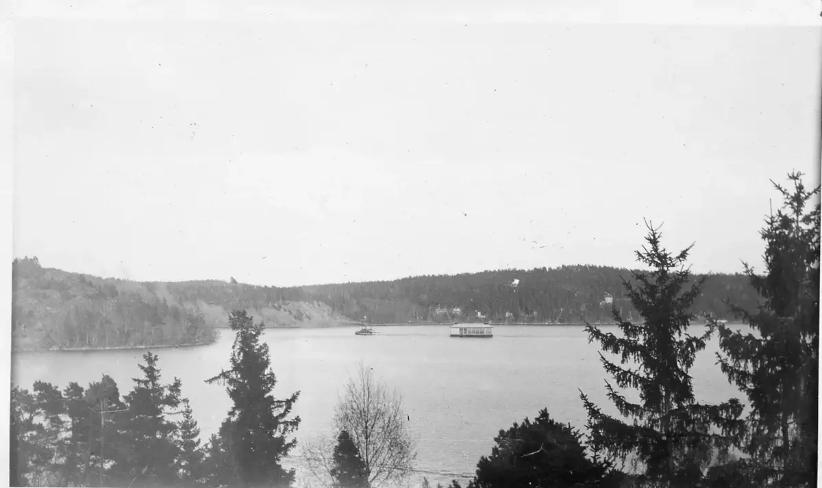 En av sönerna Salmonson står i dörren till badhuset vid Våmfjärden.