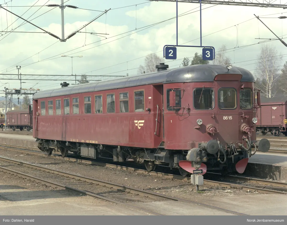 Dieselmotorvogn BM 86 15 på Kongsberg stasjon