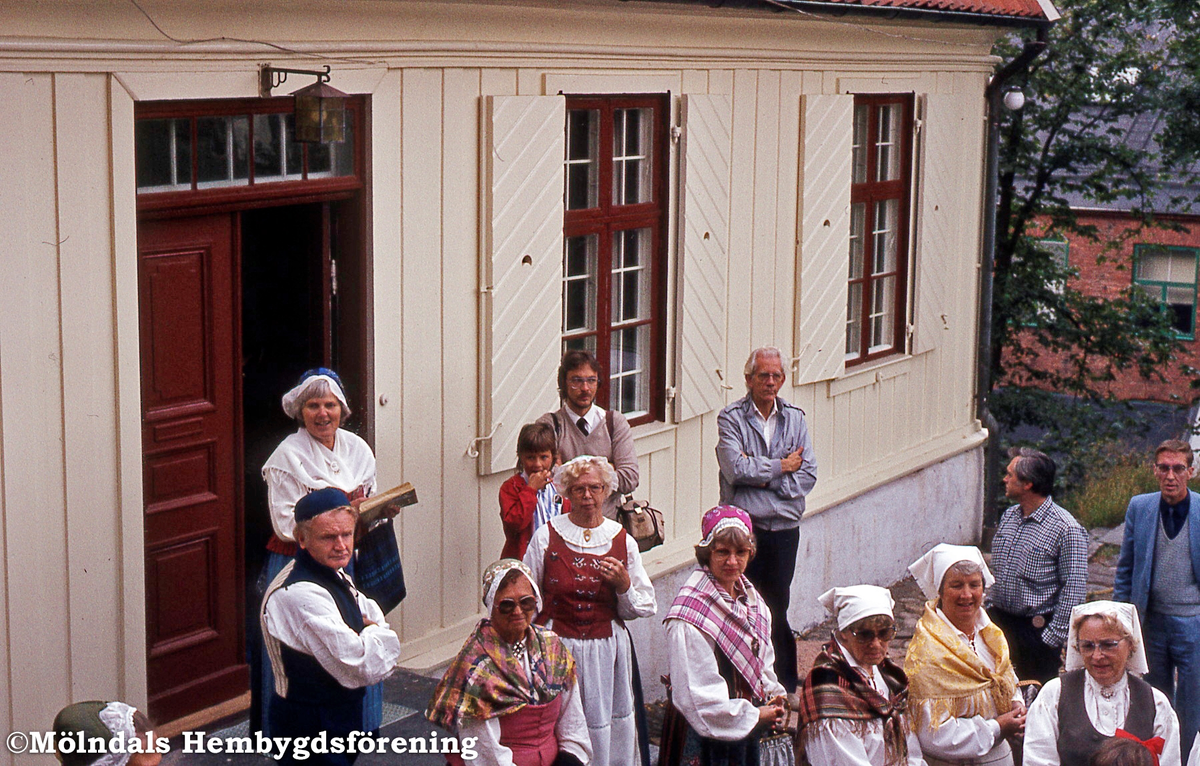 Samling för dräktvisning. Kvarnbygården, Mölndal. 1984.