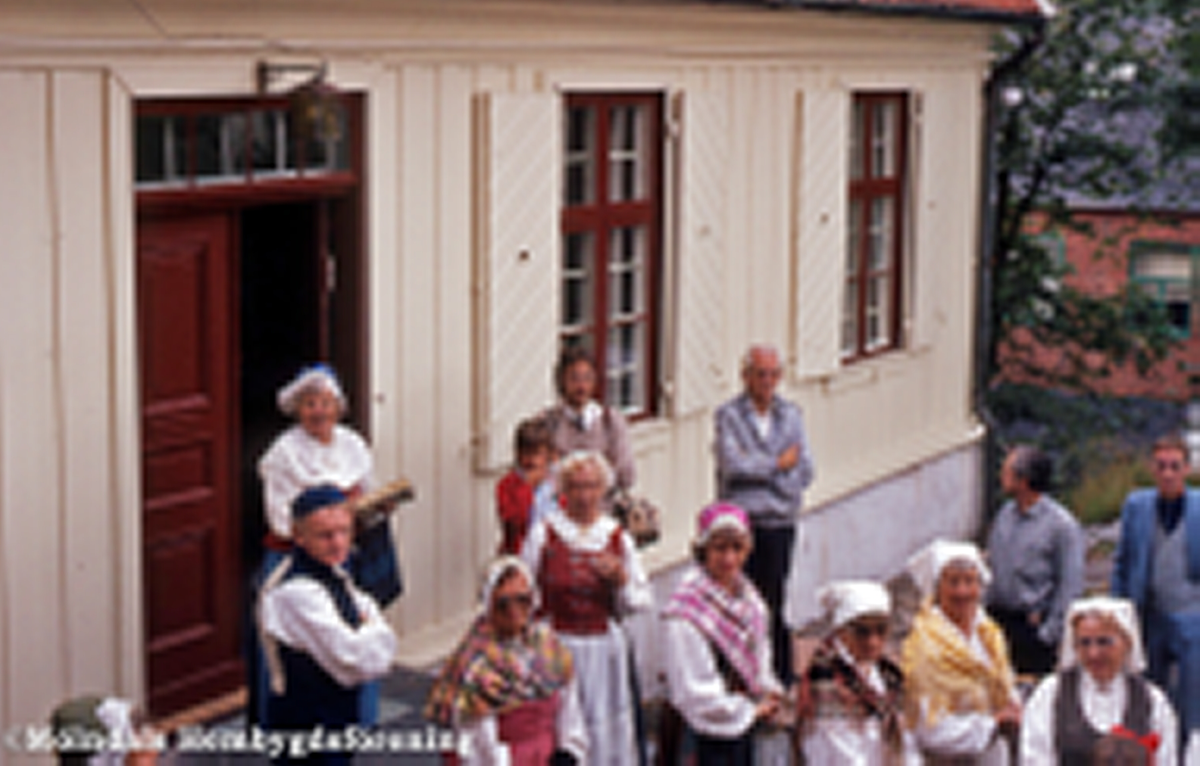 Samling för dräktvisning. Kvarnbygården, Mölndal. 1984.