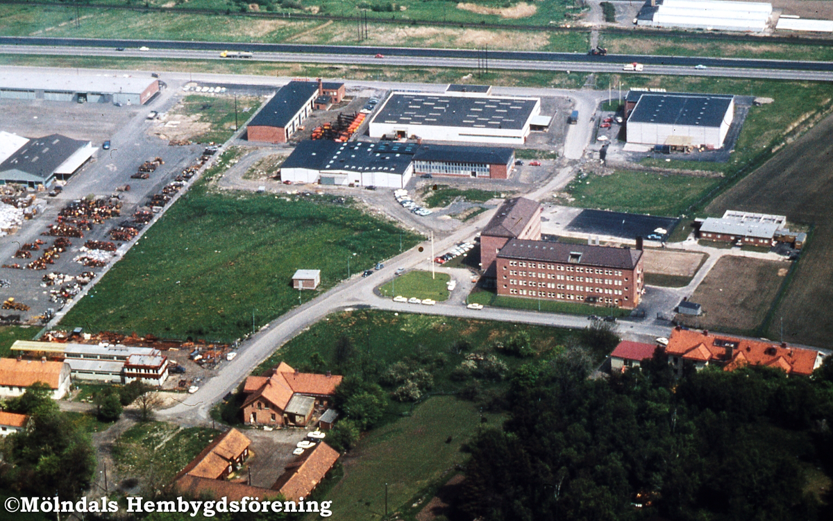 Flygfoto över del av Mölndal, ca 1966. I förgrunden ses Kärra (Åbro industriområde). I bakgrunden från vänster: Isacsons handelsträdgård, Kärrabro samt kommunens och Nordströms trädgårdar.