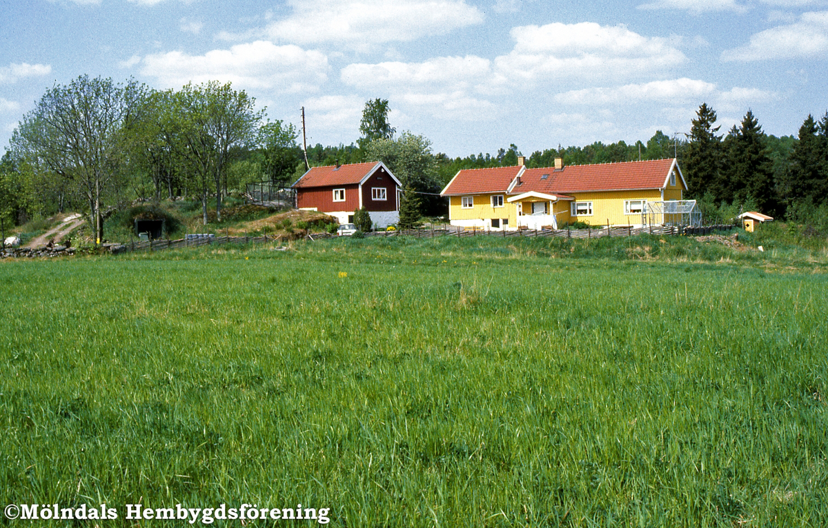 Bebyggelse på gården Sjödala i Mölndal, juni 1992.