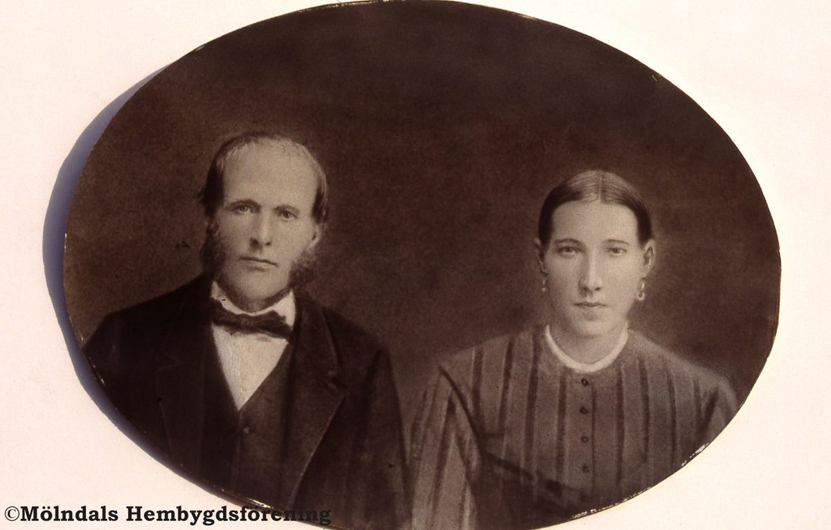 Porträttfotografi av Amanda Hanssons föräldrar: Elias och Amalia Charlotta Mattiasdotter, Backa, Hisingen. Amanda: Gökegården 2. 
Information från Catarina Rödström: Amalia Charlotta är Catarinas morfars fars syster (Johan Petter Mattsson). Hon kommer från Uleberg Övergård född 1840 död 1887. Hon hade ytterligare en bror Carl August Mattsson Uleberg Nedergård. När hon gifter sig flyttade hon till Elias Hansson i Tingstad, Backa socken, Storegård