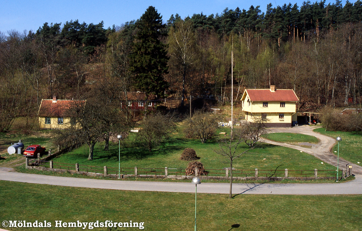 Några av husen på Prästgården i Fässberg, Mölndal, den 29 april 1991. F 5:8.