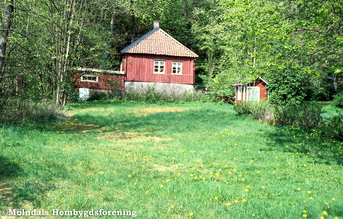 "Kaffekvarnen" på Fässberg Prästgård i Mölndal, maj 1993. Huset ligger intill gränsen till kyrkoherdebostället. Är det ett 1700-talshus?