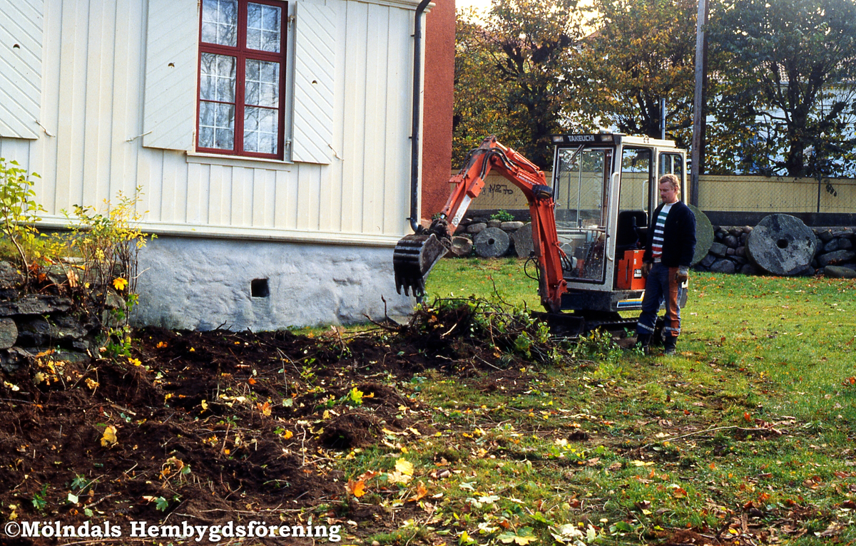 Buskarna runt "scenen" i Kvarbyparken grävs upp. Kv 9:13