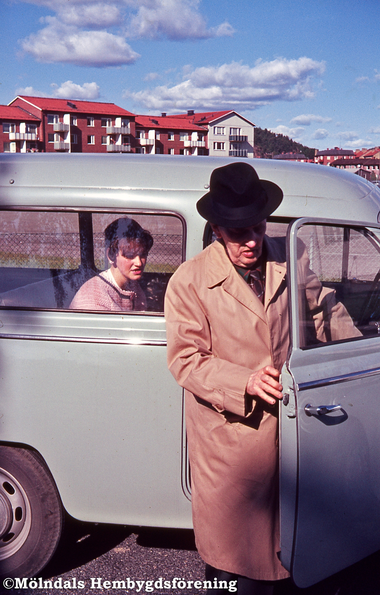 Valdagen i Mölndal, den 18 september 1966. Sven Olof Olsson skjutsade en person till vallokalen vilken var belägen i Idrottshuset.