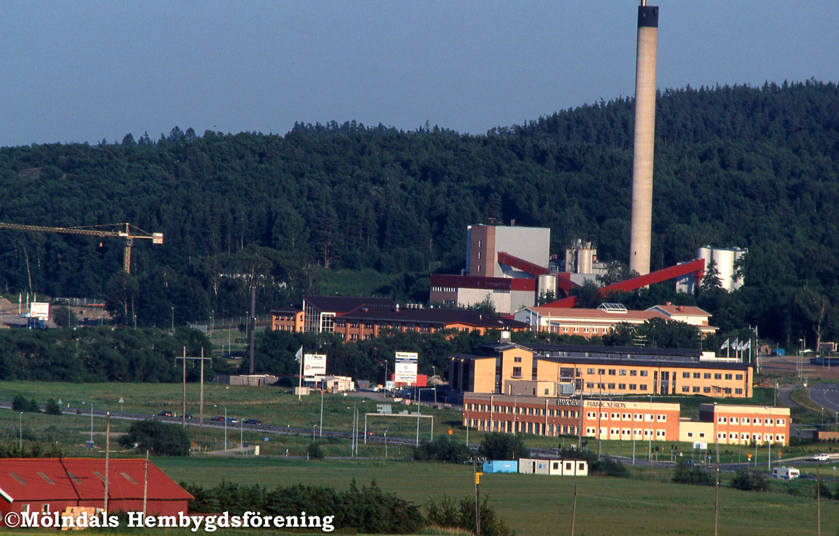 Fässbergsdalen i Mölndal, juli 1991. Vy från Eklanda mot Riskullaverket med teleobjektiv.
