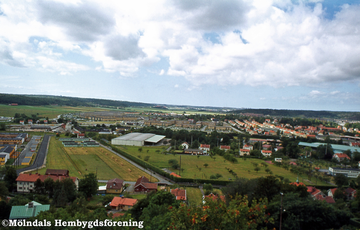 Fässbergsdalen i Mölndal, år 1973. Vy från Hulelyckan över Forsåker mot Åbyområdet och Kärra. I förgrunden ses Forsåker Storegård och pensionärshemmet.