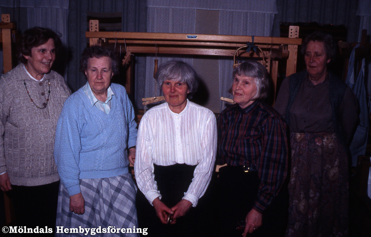 I vävstugan. Bild 35: fr v Solveig Olsson, Inga-Britt Asplund, Maria Gahrn, Emy Johansson och Britt Andersson.