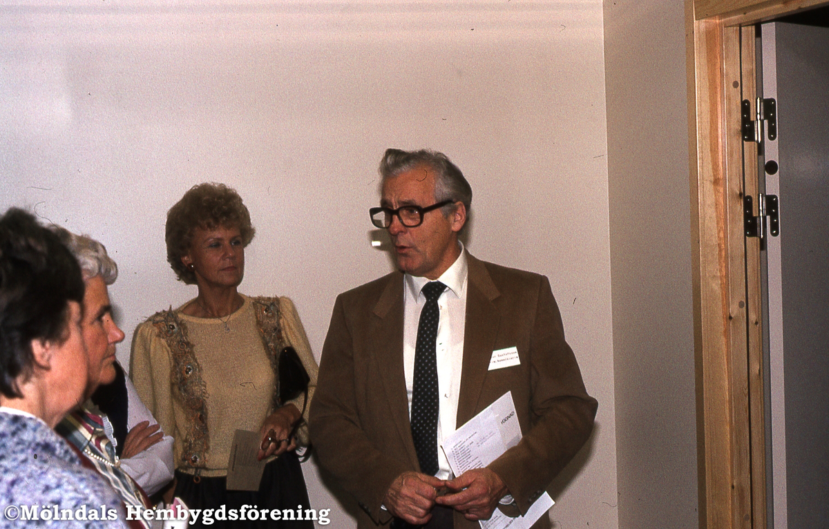Invigning av polishuset, Torggatan 3, i Trädgården, Mölndal, den 9 november 1984. Kriminalkommissarie Alvar Gustavsson tar emot.