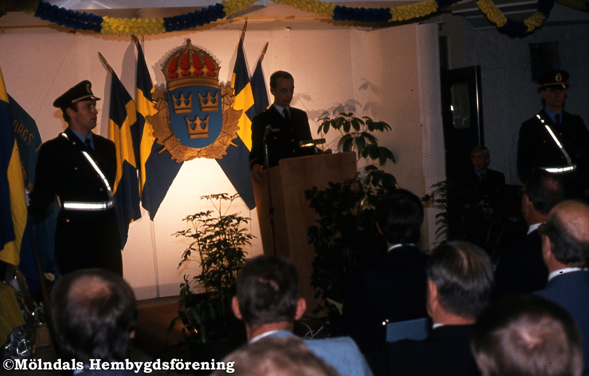 Invigning av polishuset, Torggatan 3, i Trädgården, Mölndal, den 9 november 1984. Polismästare Torsten Hellman talar.