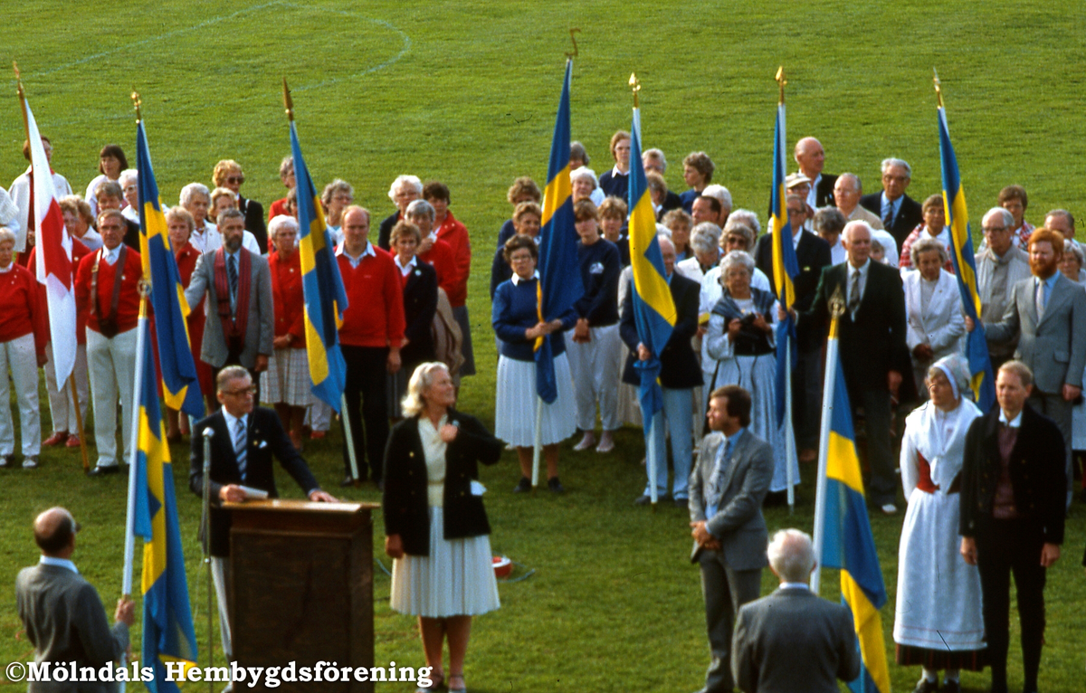 Nationaldagsfirande på Kvarnbyvallen i Trädgården, Mölndal, den 6 juni 1985. Berthold Wiklund avtackar högtidstalaren Ann Lindell, rektor i Lindome.