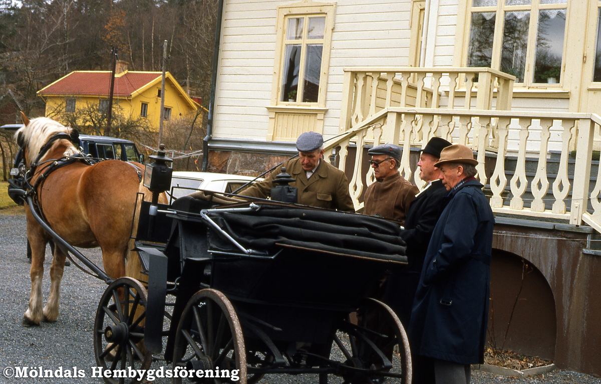Kyrkoherdebostället i Fässberg, Mölndal, den 21/4 1987. Efter att ha renoverat kyrkoherde Blocks åkvagn skulle den till Lantbruksmuseet. Vid kyrkoherdebostället gick den den siste prästen som bodde i huset, Herman Gustavsson, på vagnen. Från vänster ses Sven Olof Olsson, Erik Gustavsson, Herman och Berthold Wiklund. D 8:26.