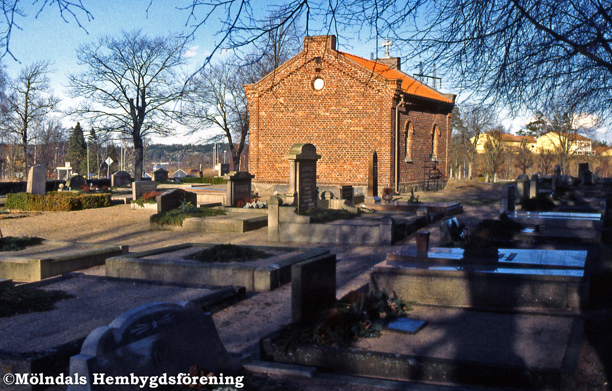 Gamla kapellet på Kikås kyrkogård på Kikås i östra Mölndal, i mars 1995. D 20:19.