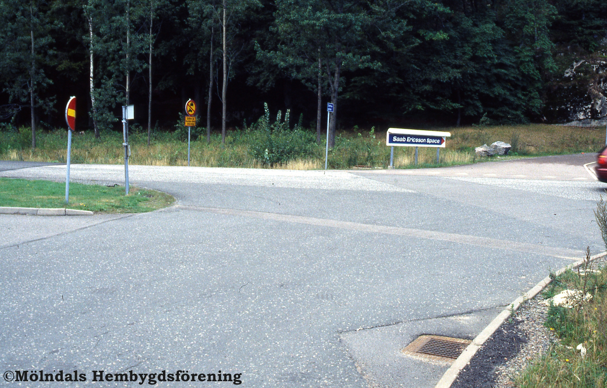 Lackarebäck i Mölndal, augusti 1997. Intill uppfarten till Saab Ericsson Space låg torpet Mossen. Det finns på bild.