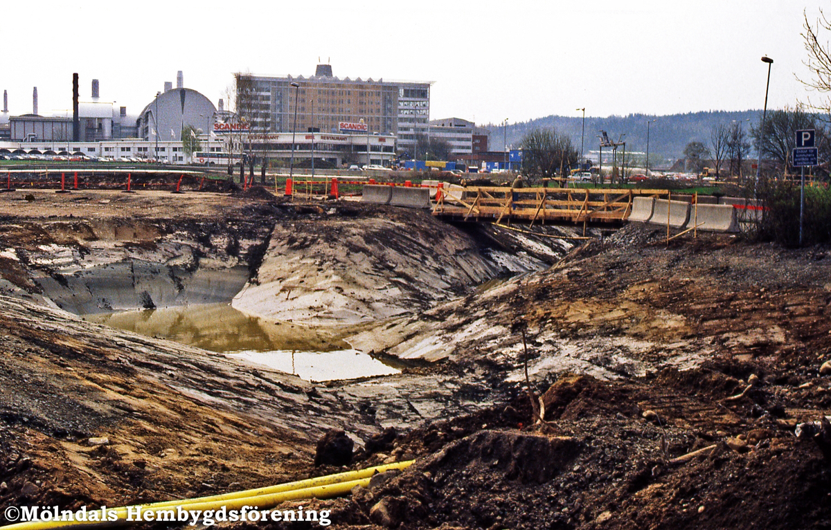 Åbro i Mölndal, år 1998. Åbromotet under byggnation. I bakgrunden ses Scandic Hotel som då var beläget i Åbro industriområde. D 29:31.