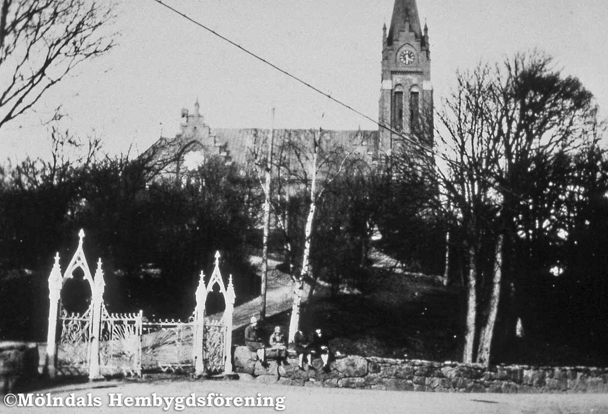 Fässbergs kyrka i Mölndal, år 1928. Då diakonissan, syster Ebba, kom till Mölndal 1928 fanns dessa grindar. När togs de bort? AF 8:33.