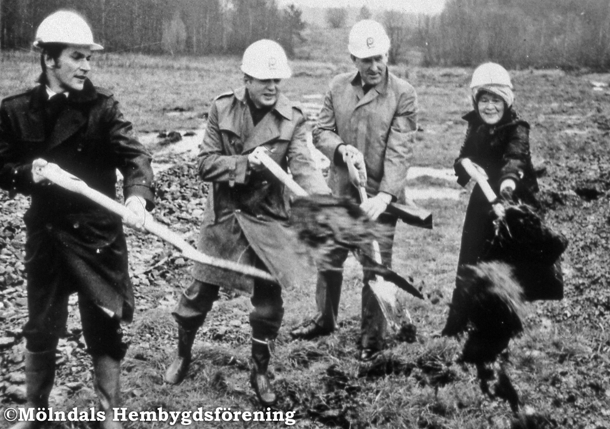 Första spadtaget tas i Östra Balltorp, Mölndal, den 12 november 1979. Från vänster: Lars Erik Wickström. Platzer Bygg, Gunnar Trenning och Sven Olof Olsson, Kommunalråd Mölndals kommun, samt Linnea Johansson, ordförande i Förbos styrelse. Det är Förbo som skall bygga.
