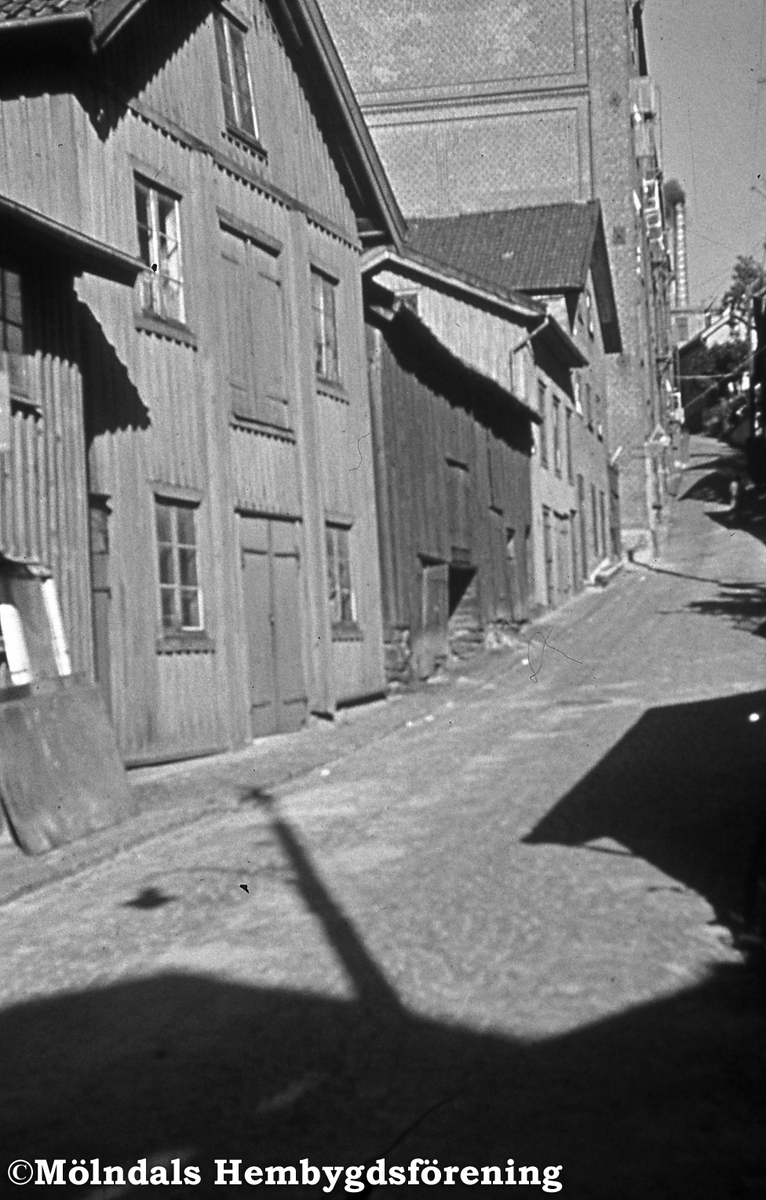 Götaforsliden i Mölndals Kvarnby, okänt årtal. Från vänster ses Kvarnfallet 25, Lars i Kvarna, samt Kvarnfallet 24, Nymans kvarn. Därefter kommer Stora Götafors.